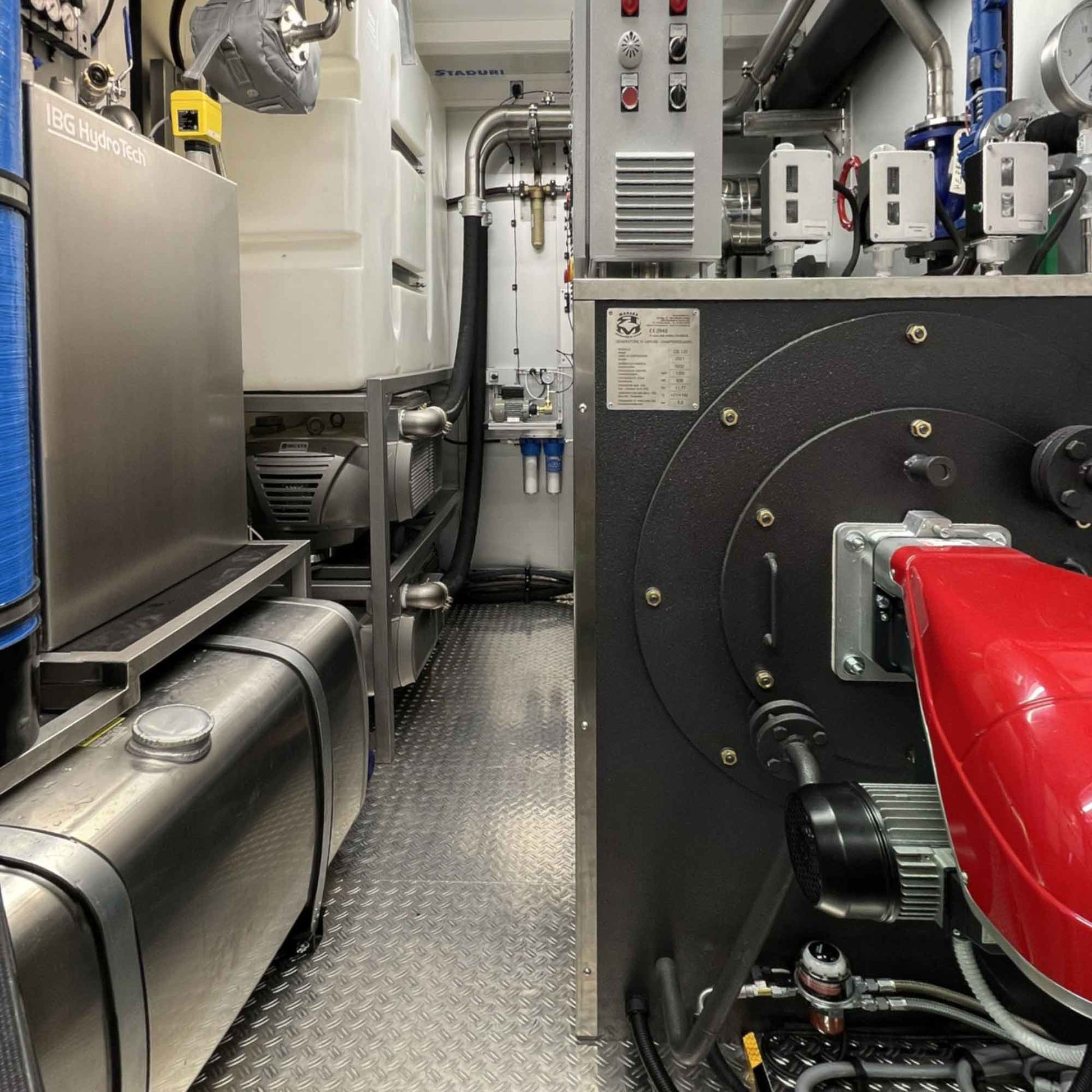 Innenansicht einer Dampfanlage mit Edelstahlverrohrung und moderner Steuerungstechnik