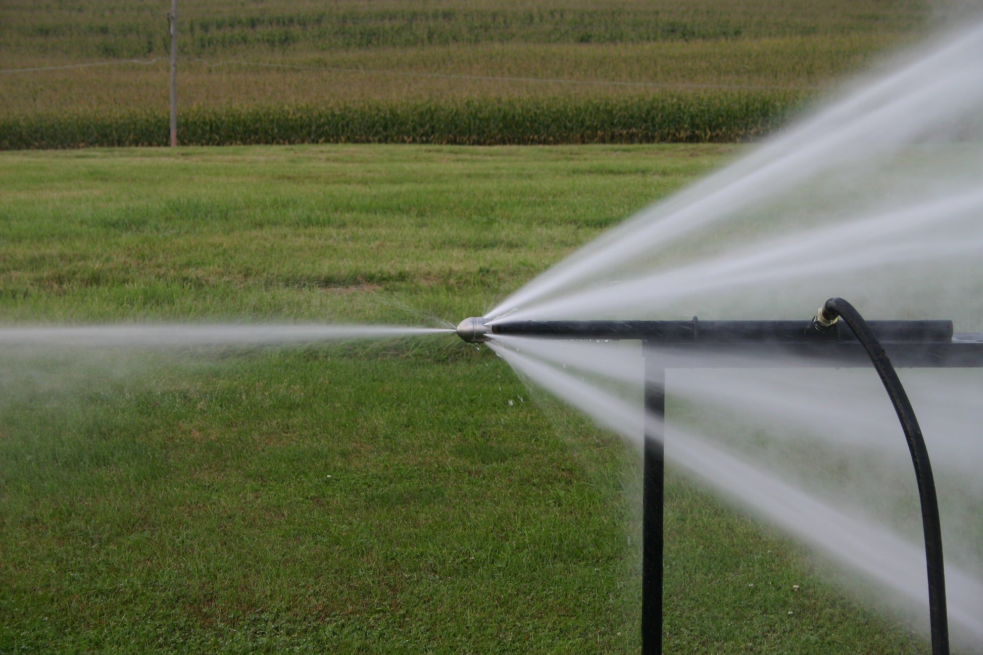 Kompakte Düse mit starker Rückstrahlwirkung für effiziente Kanalreinigung vorschau.